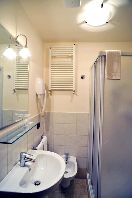 Albergo Croce D'Oro Dolce Bagian luar foto