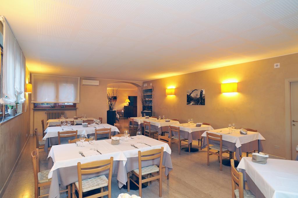 Albergo Croce D'Oro Dolce Bagian luar foto